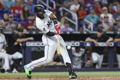 Bryan De La Cruz of the Miami Marlins advances to third base against  News Photo - Getty Images