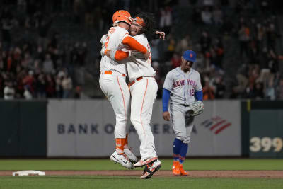 Pederson hits 3 HRs, drives in 8 as Giants stun Mets 13-12