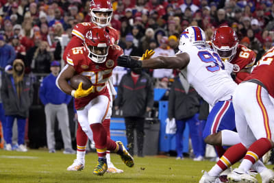 Mahomes throws a touchdown pass as Chiefs roll to 38-10 preseason win over  the Cardinals