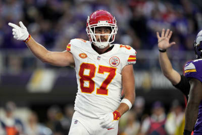 Mahomes throws for 424 yards and 4 TDs, Kelce has big day as