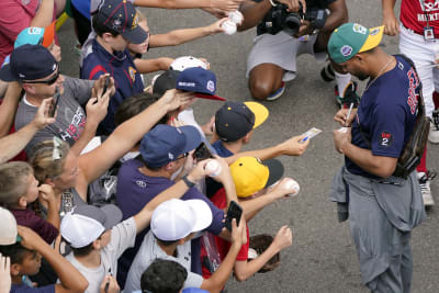 Red Sox enjoy sliding, meeting youth players at Little League Classic