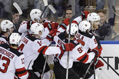 Bruins beat Devils 2-1, match NHL record with 62nd win