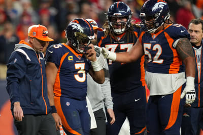 AP source: Hackett hands off Broncos' play-calling duties