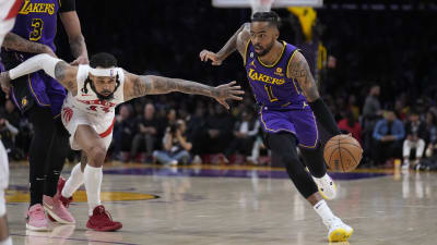 Russell scores 28 points in return, Lakers beat Raptors