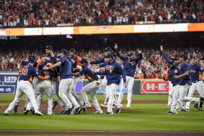 Astros fans team up in epic game of catch to return dropped hat at World  Series parade - ABC7 Chicago