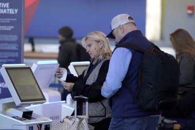 Hundreds of passengers at Reagan Airport say they were 'stranded