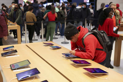 Orlando Usa Customers Lining Apple Store Purchase New Iphone Smartphones  Stock Video Footage by ©Jshanebutt #424000994