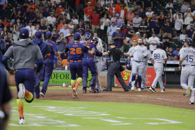 Astros' Neris shouts at Mariners' Rodríguez after strikeout, causing  benches to empty