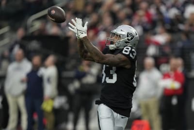 Jones snags lateral on final play, Raiders stun Patriots