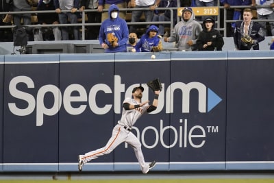 Dodgers edge Giants on Chris Taylor's walk-off hit