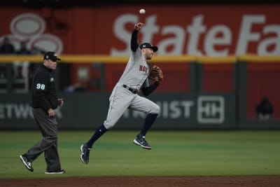 Astros' Marwin Gonzalez exits game with injured left wrist