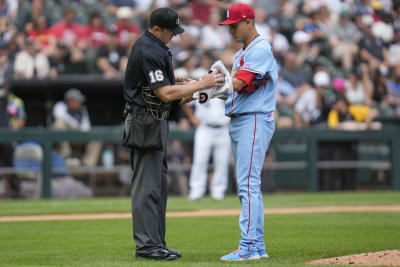 Cardinals reliever Gallegos gets wiped down by umpire after using