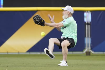 Bryan Cranston steals show during 2022 MLB All-Star Celebrity Softball game