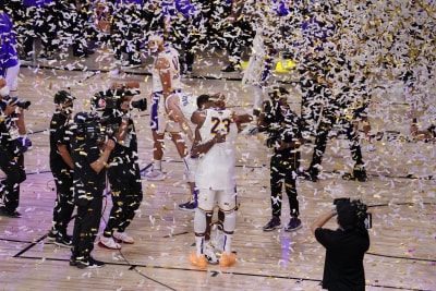 Lakers celebrate NBA championship with rings, then get beat by