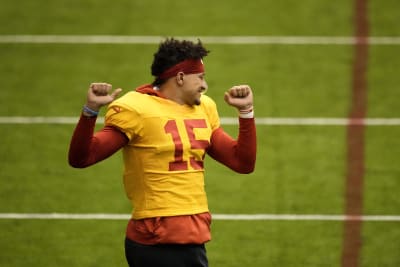 Chiefs' Patrick Mahomes hitting the road for first time in the playoffs to  play Buffalo, Professional