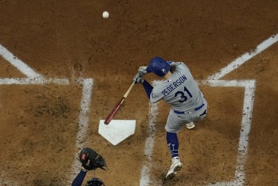 Clayton Kershaw stops steal of home, hands Dodgers 3-2 lead in