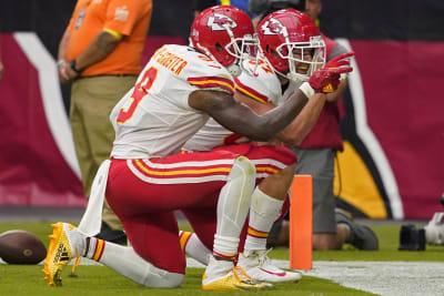 Mahomes throws TD pass; Chiefs roll past Cardinals 38-10 - The