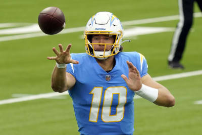 File:New Orleans Saints quarterback Drew Brees, left, prepares to throw the  ball to Arizona Cardinals