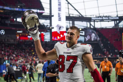 Buccaneers' Tom Brady prepares to throw Vince Lombardi Trophy at 2022 Super  Bowl boat parade