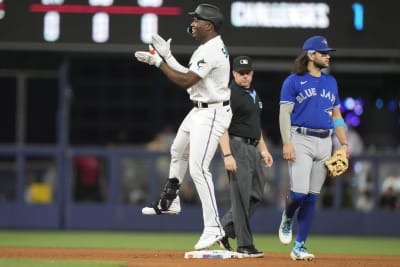 Blue Jays smash 19 hits in opener