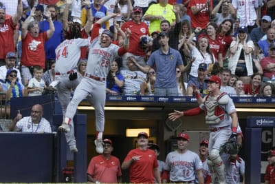 Brewers power up to slow down surging Reds