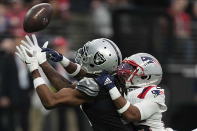 Jones snags lateral on final play, Raiders stun Patriots