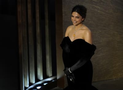 Deepika Padukone presenting the World Cup trophy with Iker