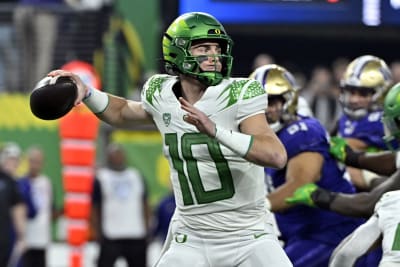 Bo Nix throws for 3 TDs as No. 15 Oregon dominates in 81-7 win