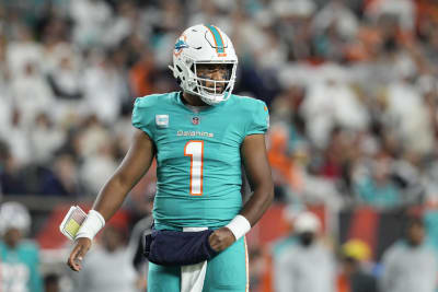 Bears need to help Justin Fields like Dolphins bolstered Tua Tagovailoa -  Chicago Sun-Times