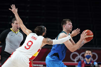 Brotherly love. Dragic & Doncic at Slovenia-Serbia final Eurobasket