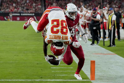 Mahomes throws a touchdown pass as Chiefs roll to 38-10 preseason win over  the Cardinals