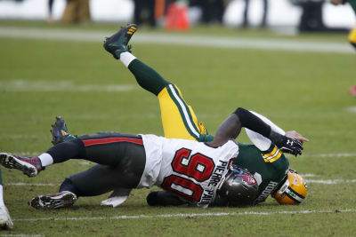 JPP, Barrett pace stingy Buccaneers defense against Rodgers