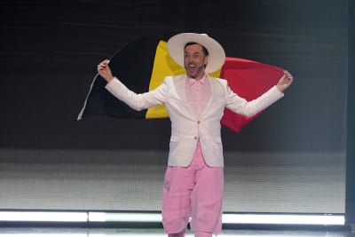 Charlie Day performs Dayman live with Portugal. The Man