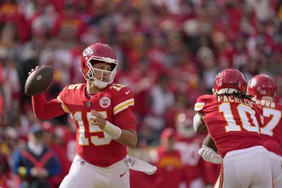 Patrick Mahomes throws for 3 TDs, Chiefs overwhelm Buccaneers 41-31