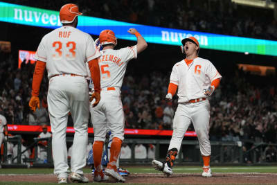 Pederson hits 3 HRs, drives in 8 as Giants stun Mets 13-12