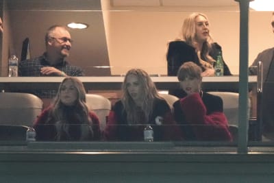 Taylor Swift watches Travis Kelce's Chiefs take on the Jets at MetLife  Stadium – Winnipeg Free Press