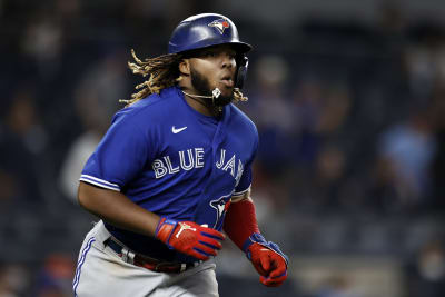 Vladimir Guerrero Jr. sports glove honoring his HOF father, Trending