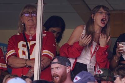 Kansas City Chiefs mascot bangs his head in frustration after