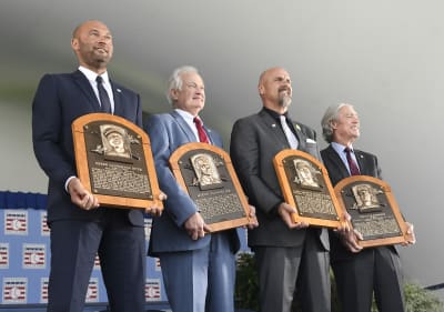 2014 Hall of Fame Inductee New York Yankees manager Joe Torre has a  heart-to-heart talk with the umpire - Gold Medal Impressions