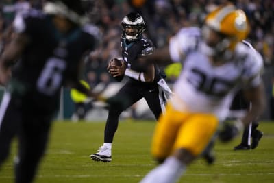 Hurts, Eagles run past Packers 40-33