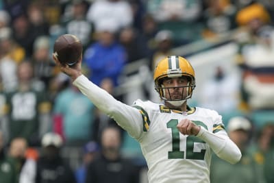 Hurts, Eagles run past Packers 40-33; Rodgers hurt