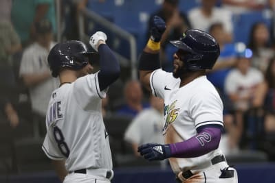 Francisco Lindor beats Astros' mascot in duel