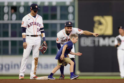 Cutest thing ever': Boy's base-stealing effort at Astros game