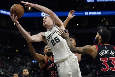 VanVleet, Raptors delay Popovich's record in win over Spurs