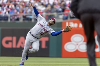 Luis Guillorme catches bat flying towards dugout with one hand (Video)