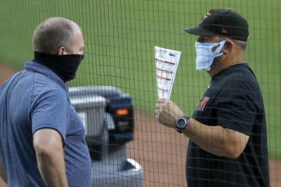 Astros manager Dusty Baker wears unique mask during exhibition