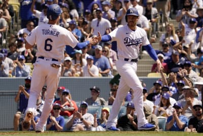 Freeman HR ahead of emotional return, Dodgers sweep Reds