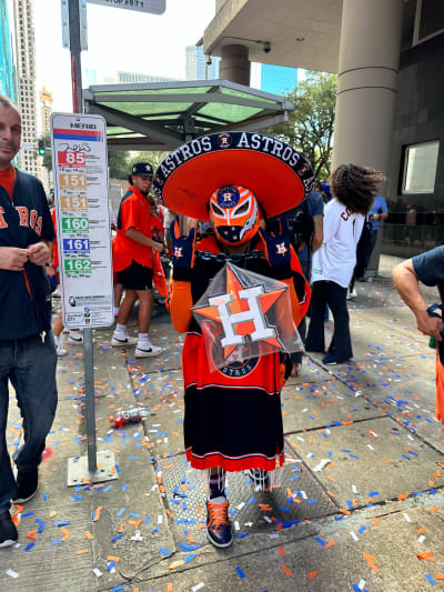 Astros fans camping out, getting ready for victory parade 