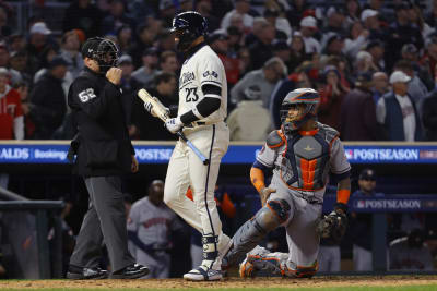 Hilarious Video of José Abreu Comes Out During the Match between