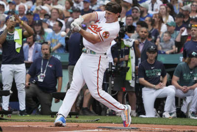 Chicago White Sox Star Luis Robert Jr. Powers His Way to Home Run Derby  Semifinals - Fastball